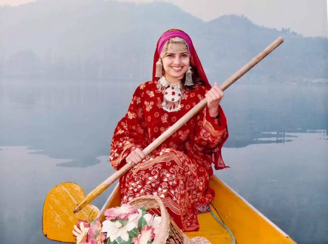 Traditional Dresses of Kashmir - Reflecting the Grandeur of Paradise on ...