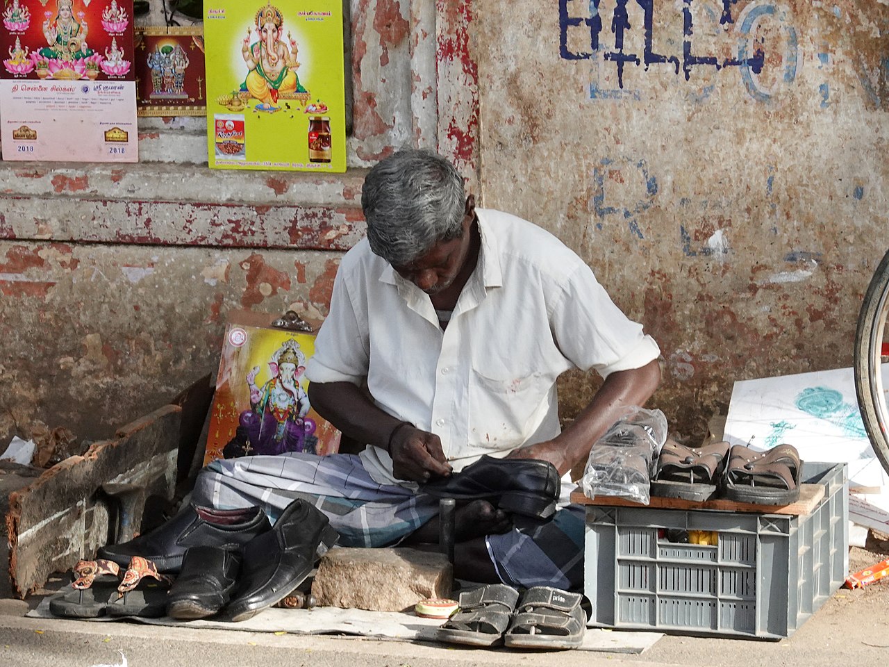 Professions-that-are-Unique-to-India-Roadside-cobblers.jpg